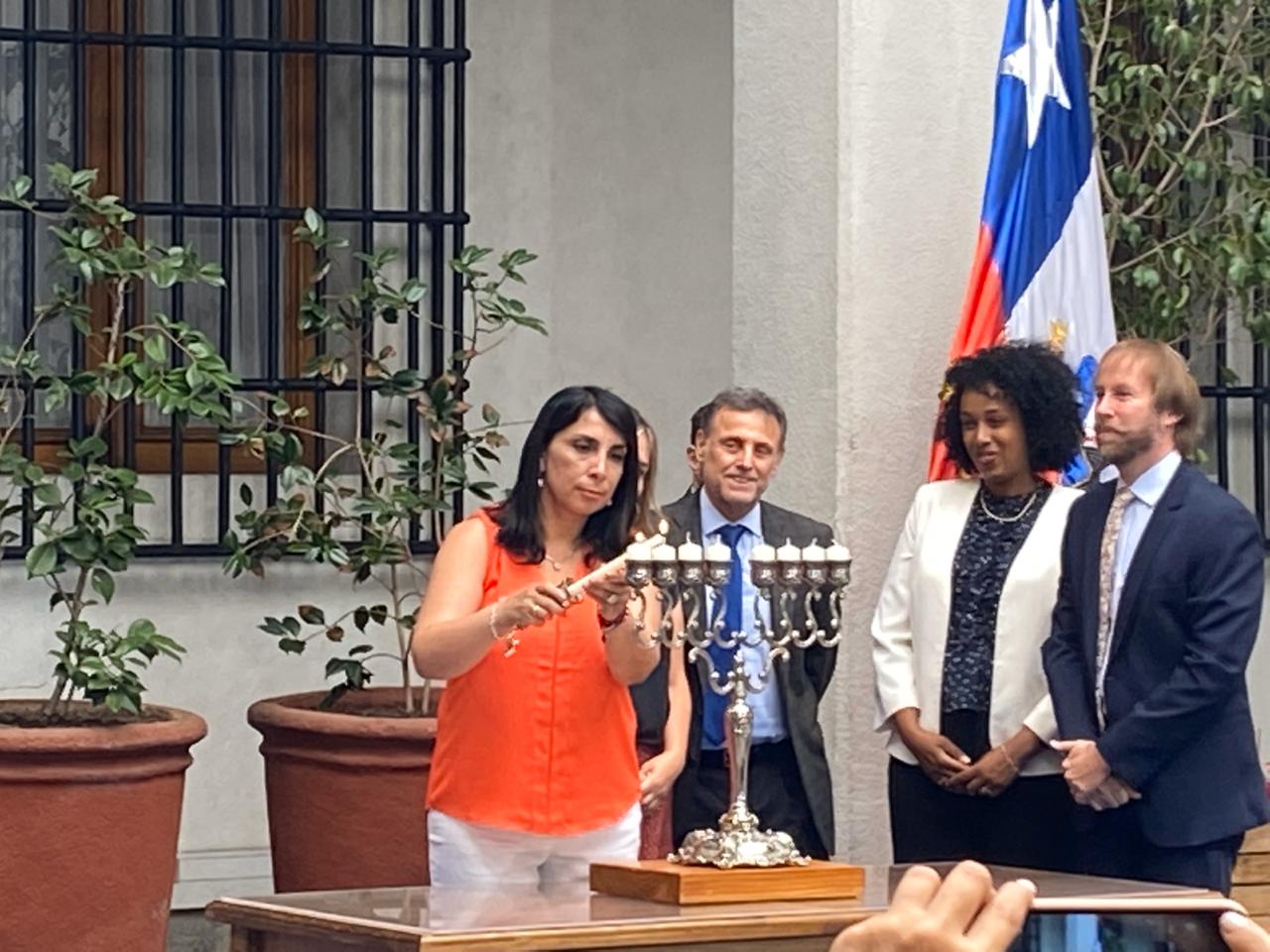 B’nai B’rith enciende vela junto a Ministra Karla Rubilar, en celebración de Jánuca en La Moneda